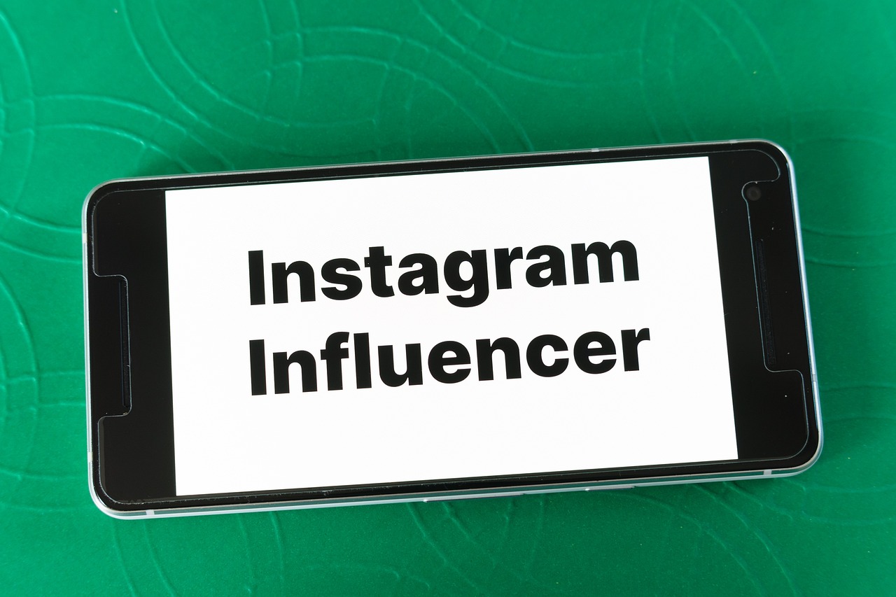 découvrez le rôle des influencers, leur impact sur les réseaux sociaux et comment ils façonnent les tendances digitales.